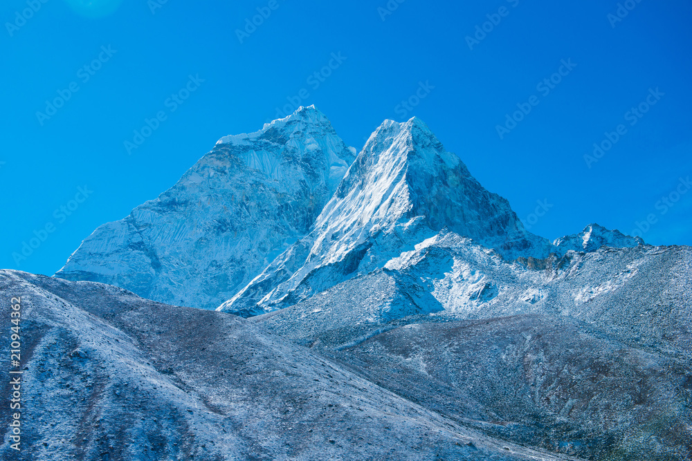 Fototapeta premium Beautiful snow mountain views on route to Everest Base Camp