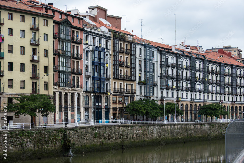 façades d'immeubles traditionnels à Bilbao en Espagne