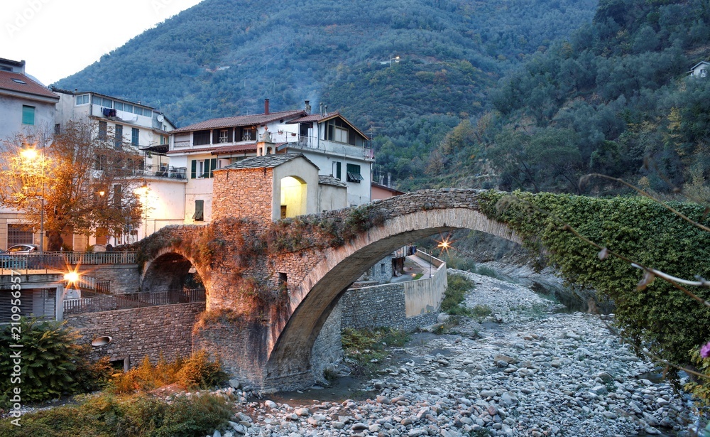 Badalucco, Liguria Imperia, ponte di sera