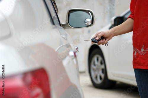 lady using remote control to open car.