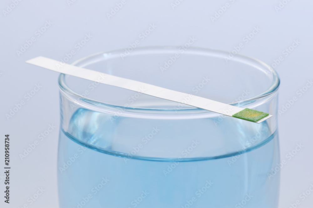 Indikator Streife um Wasserhärte zu messen auf Glass von Wasser Indikator Streife um Wasserhärte zu messen auf Glass von Wasser