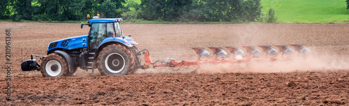 Panorama Agrarwirtschaft Traktor beim umpflügen photo