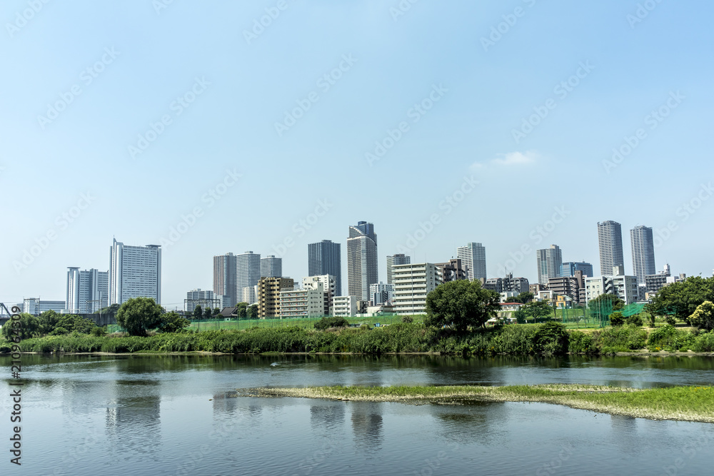 多摩川越しに望む武蔵小杉高層ビル群