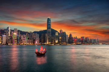 Papier peint photo Hong Kong Port Victoria illuminé après le coucher  © moofushi