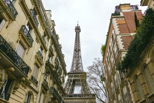 Fototapeta Naklejka Na Ścianę i Meble -  view of the Eiffel Tower in the alley