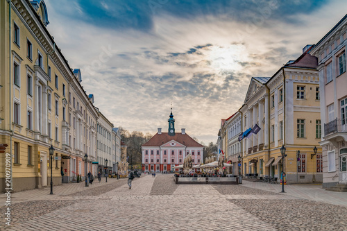 Das Rathaus von Tartu in Estland photo