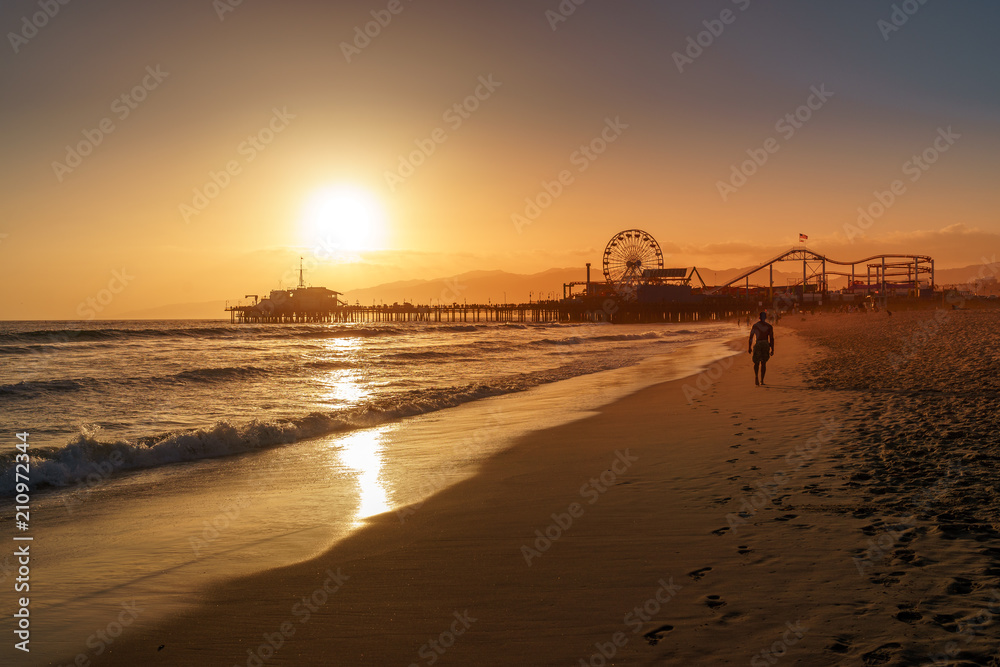 Sonnenuntergang hinter dem Santa Monica Pier, Los Angeles, California