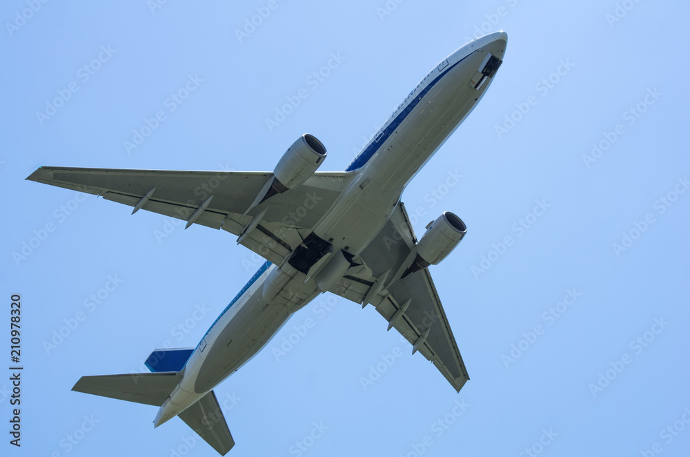 離陸直後のジェット旅客機 離陸直後のジェット旅客機