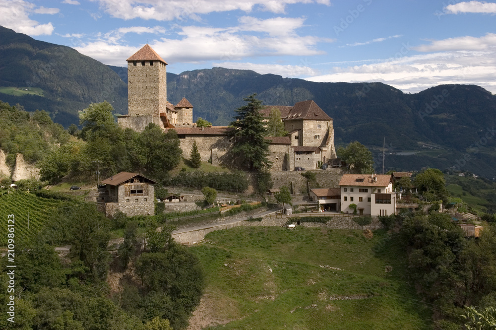 Schloss Tirol bei Meran in Südtirol