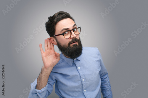 Foto Bearded man listening to rumors