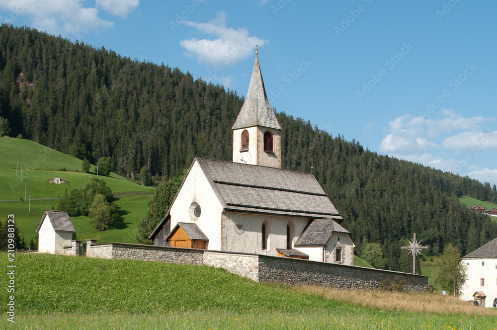 Pfarrkirche Stankt Veit im Pragser Tal in Südtirol