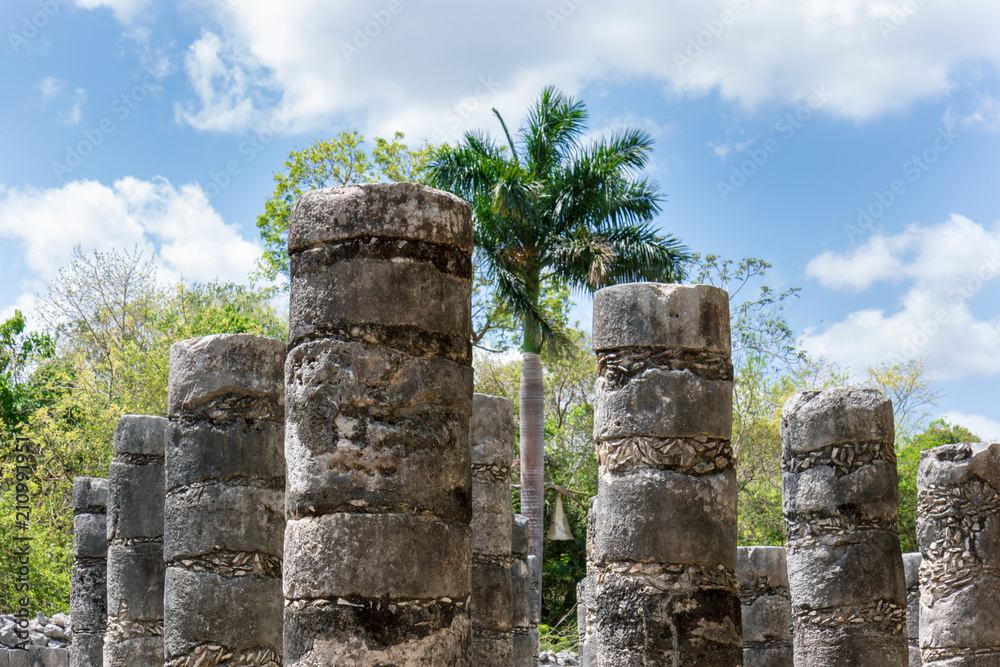Temple of the Warriors with One Thousand columns gallery. Kukulcan El Castillo, Mexico, Chichen Itzá, Yucatán.	