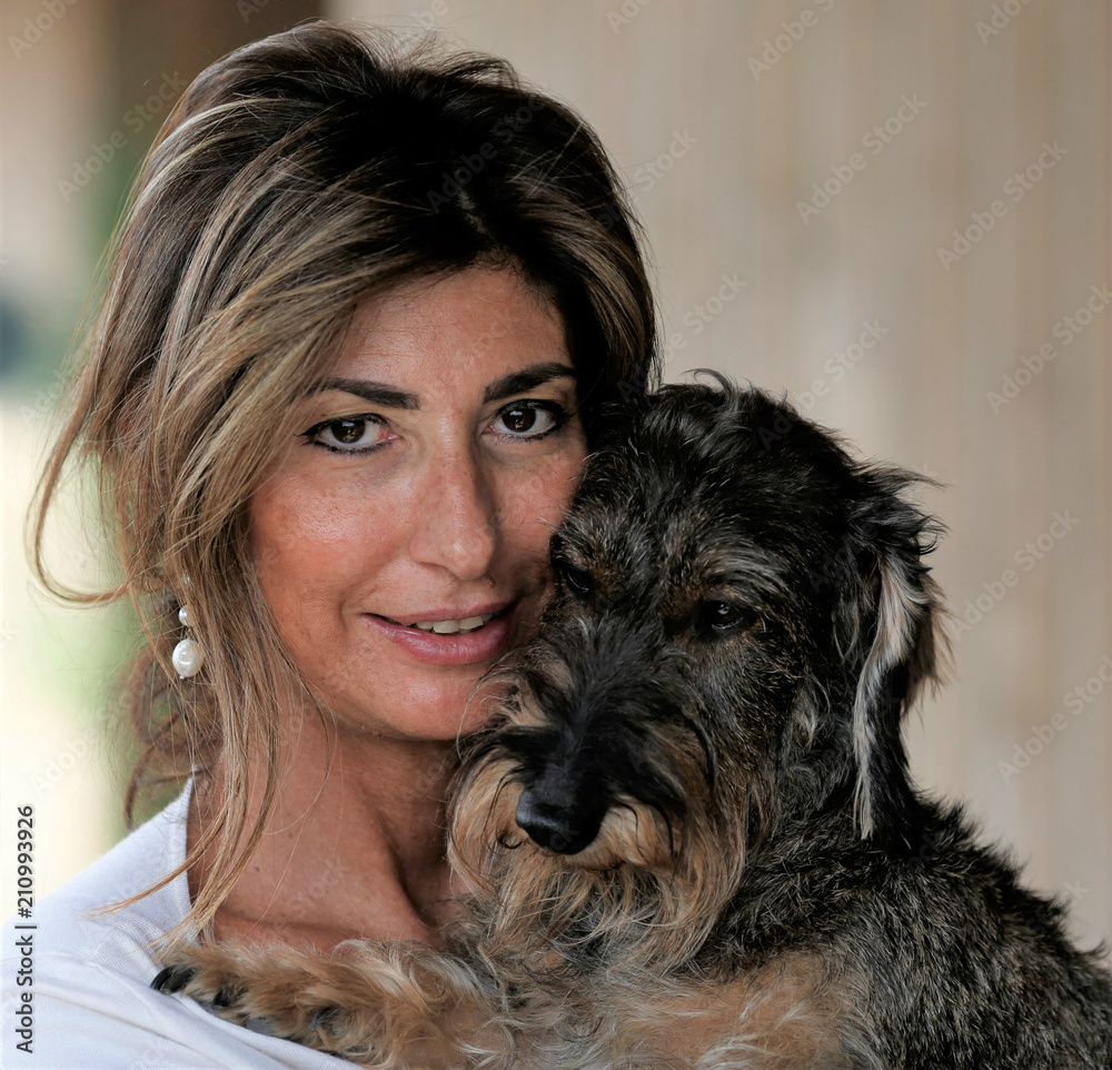Abbraccio, donna cane bassotto Abbraccio, donna cane bassotto