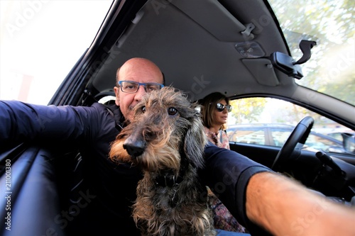 Selfie in auto con il bassotto photo