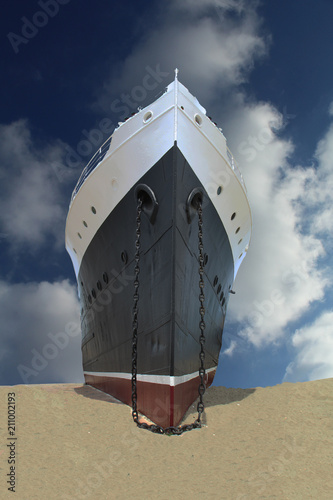 paquebot échoué sur la plage de port barcarès dans le sud de la france