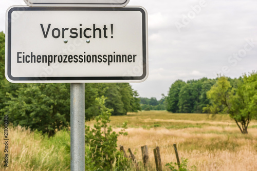 Warnschild zum Befall von Bäumen mit dem Eichenprozessionsspinner photo