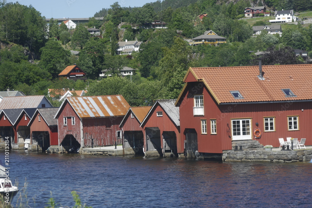 Bootshäuser am Fedafluss / Feda, Südnorwegen