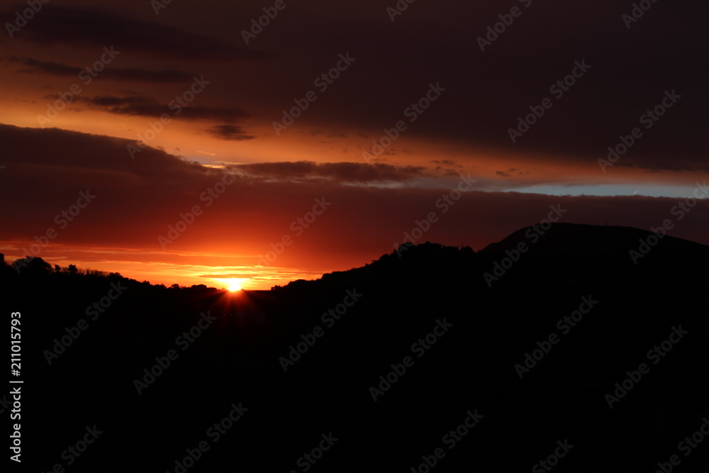 Il sole sorge dietro il Monte Conero