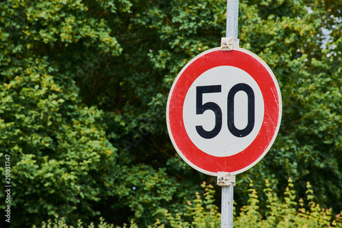 Schild mit Geschwindigkeitsvorschrift 50 km/h