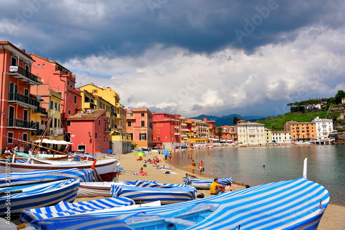 Foto The Bay of Silence is a charming place framed by very colorful houses