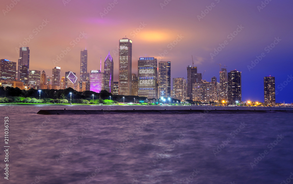 Obraz premium Chicago, Illinois, USA - June 22, 2018 - The Chicago skyline at night after a storm across Lake Michigan.