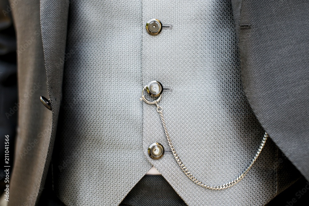 Dettaglio abito da sposo di gilet con catena legata ad orologio dentro  tasca Photos | Adobe Stock
