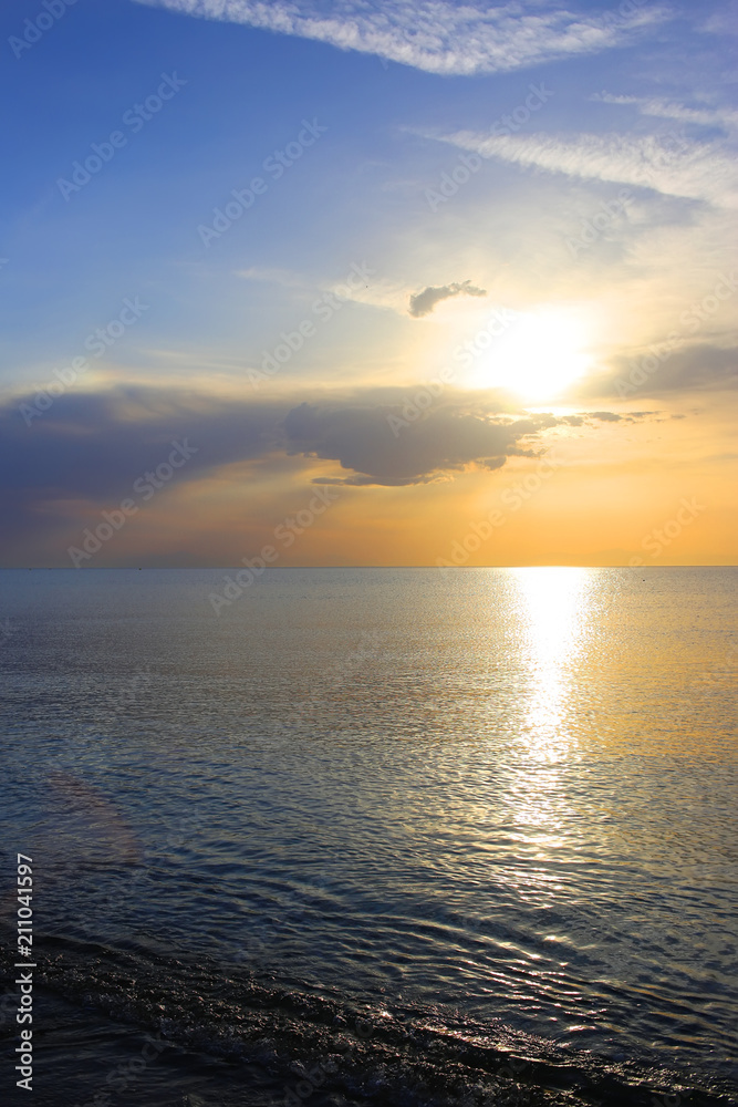 Obraz premium Beautiful colorful sunrise