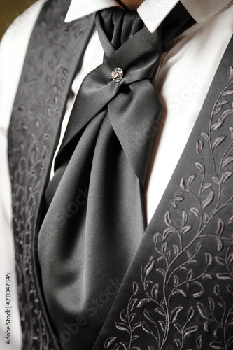 Dettaglio abito da sposo con cravatta, doppio petto finemente ricamato