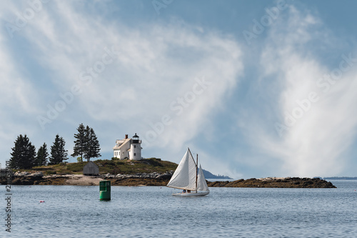 Obraz na płótnie Pumpkin Island Lighthouse and Sailboat w salonie