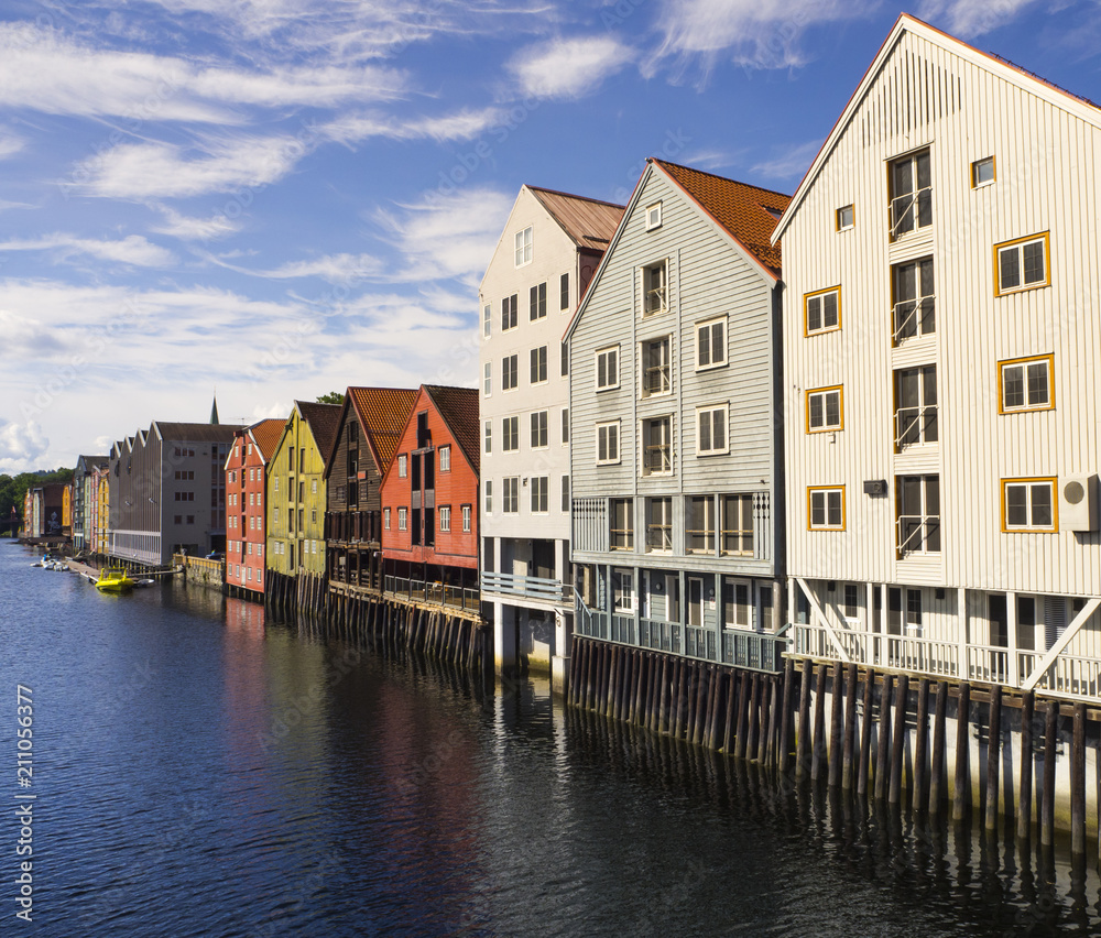 Vistas de las casas antiguas de madera de la ciudad de Trondheim en Noruega, verano de 2017