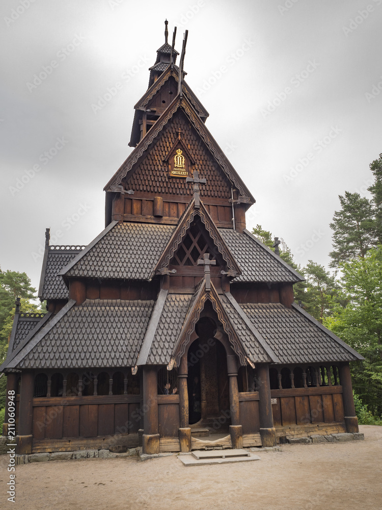 Típica iglesia Vikinga en Oslo, Noruega, verano de 2017 Típica iglesia Vikinga en Oslo, Noruega, verano de 2017