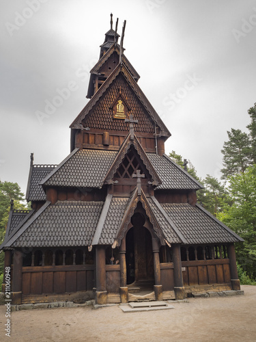 Típica iglesia Vikinga en Oslo, Noruega, verano de 2017