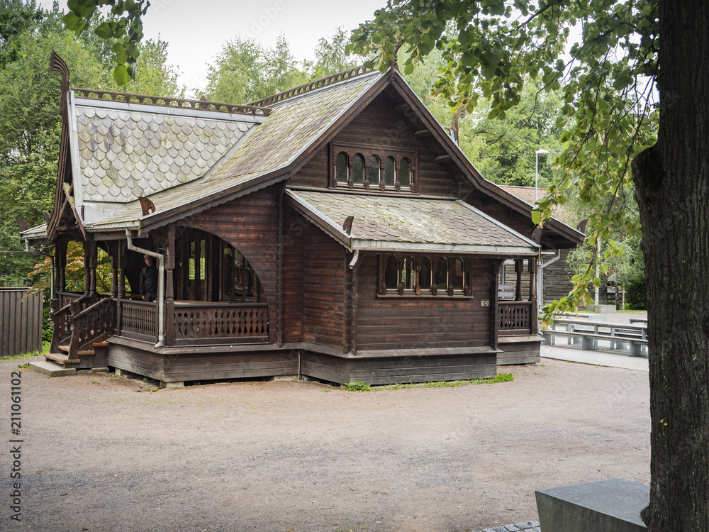 Casa típica escandinava de madera , enmedio de un parque verde con árboles, en Oslo, Noruega, verano de 2017