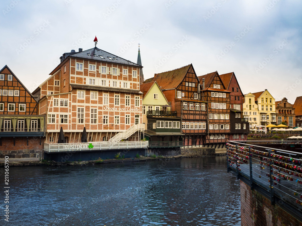 Detalle de fachadas típicas a orillas del río en la ciudad de Luneburgo , Alemania , en el verano de 2017.