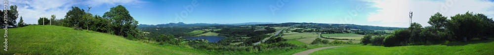 panoramique de la chaine des puys - Puy-de-Dome, Auvergne. Vu du puy de Mouffle. panoramique de la chaine des puys - Puy-de-Dome, Auvergne. Vu du puy de Mouffle.