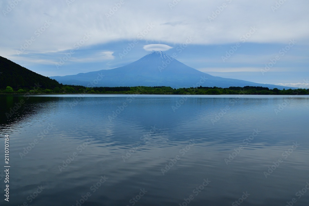 田貫湖から見た幻想的な富士山の情景