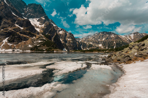 Fototapeta Naklejka Na Ścianę i Meble -  Icy lake in high mountains