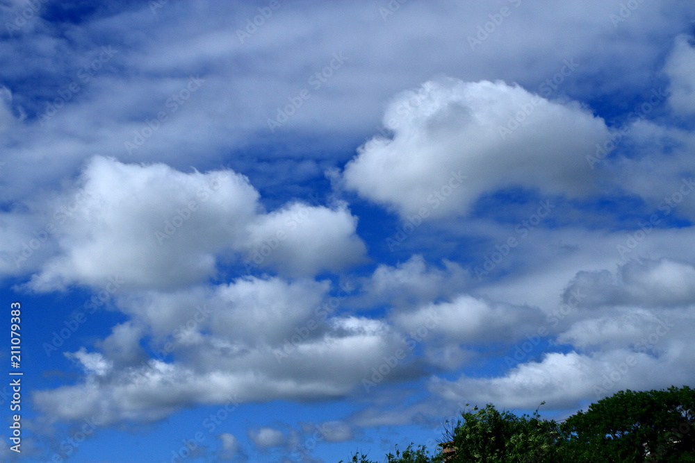 札幌の青い空と白い雲の風景