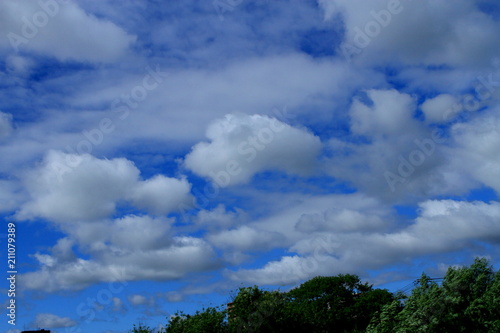 札幌の青い空と白い雲の風景 © tasch