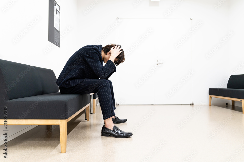 待合室の男性 待合室の男性