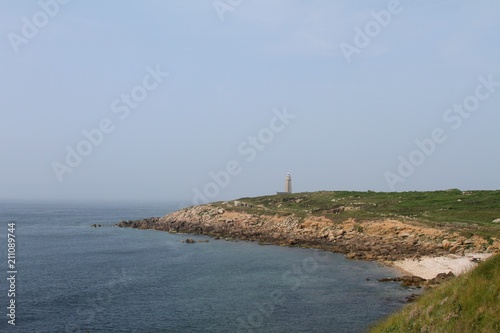 la côte rocheuse et le phare au cap lévi en Normandie dans le Cotentin