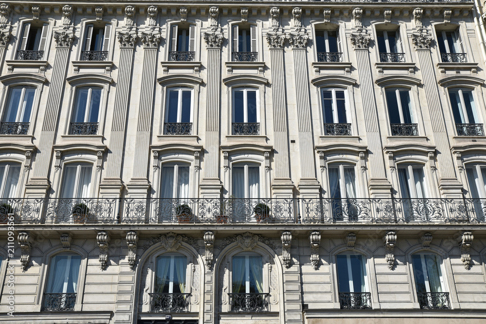 Immeuble bourgeois à pilastres corinthiens à Paris, France