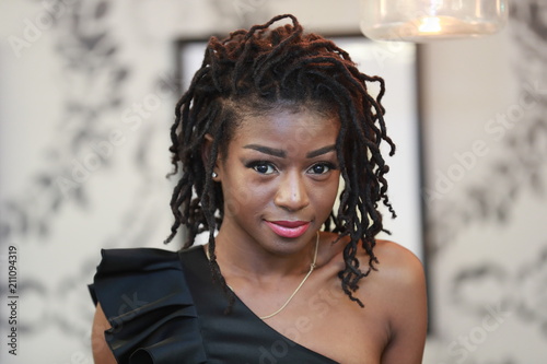 Canvas-taulu Charming young black woman in trendy dress