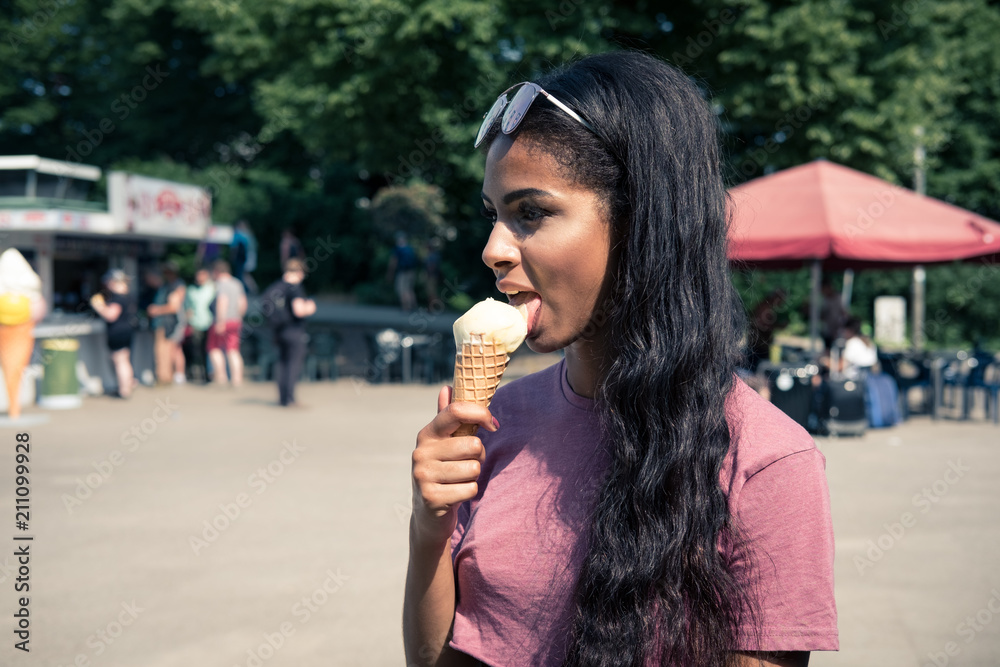Junge Frau beim Eis essen in der Stadt Junge Frau beim Eis essen in der Stadt