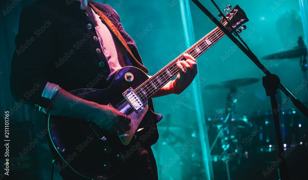 Naklejka premium Solo na gitarze elektrycznej w błękitnych światłach