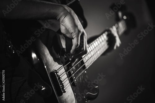 Foto Electric bass guitar player hands, live music