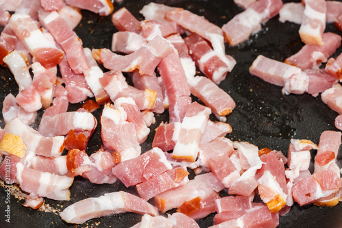 Lardons rissolant dans une poêle photo