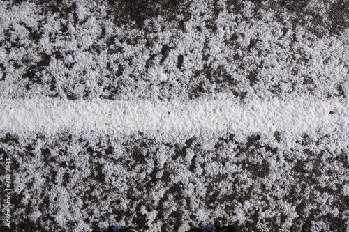 Matière texture neige route ligne ligne blanche rouler sécurité routière danger glisser verglas © shocky