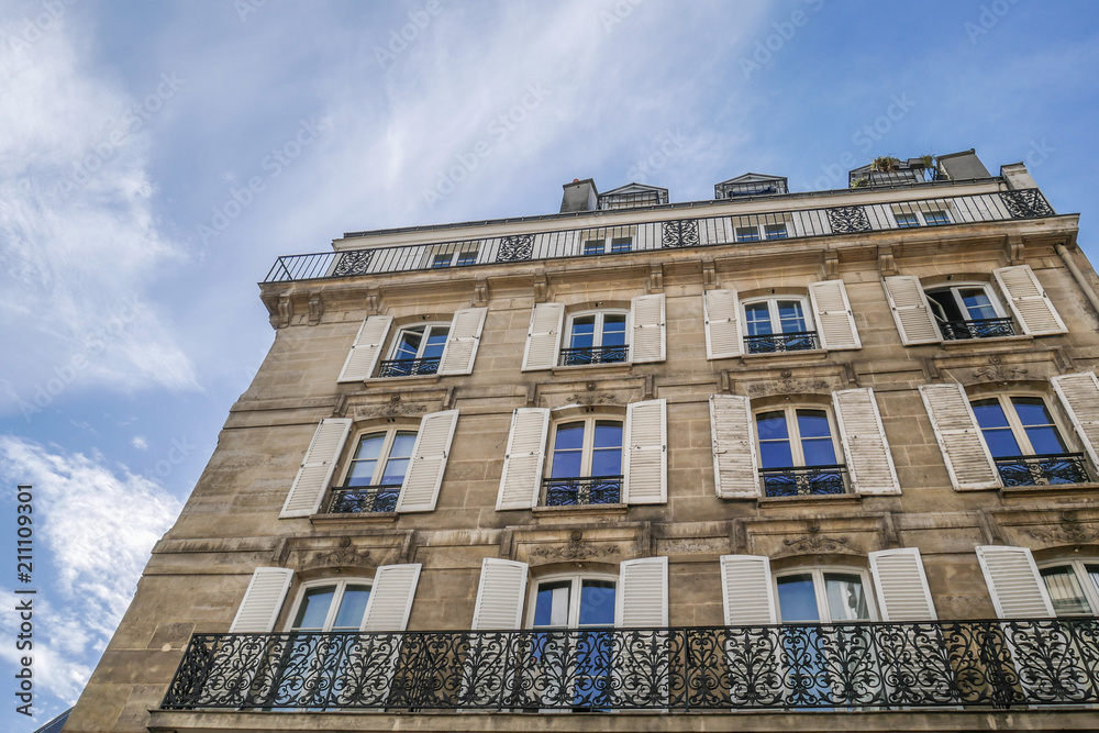 Typical parisian building, Paris Haussmann style architecture, beautiful paris building and flat, Paris housing 