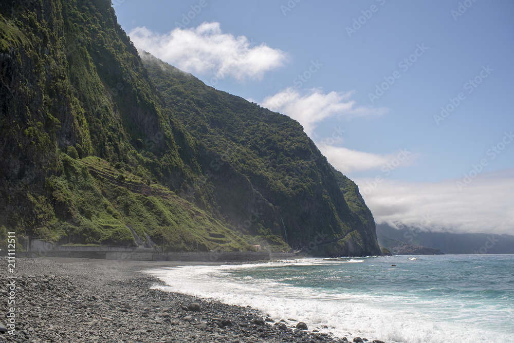 Strand mit Bergen, Klippen mit Meer Strand mit Bergen, Klippen mit Meer